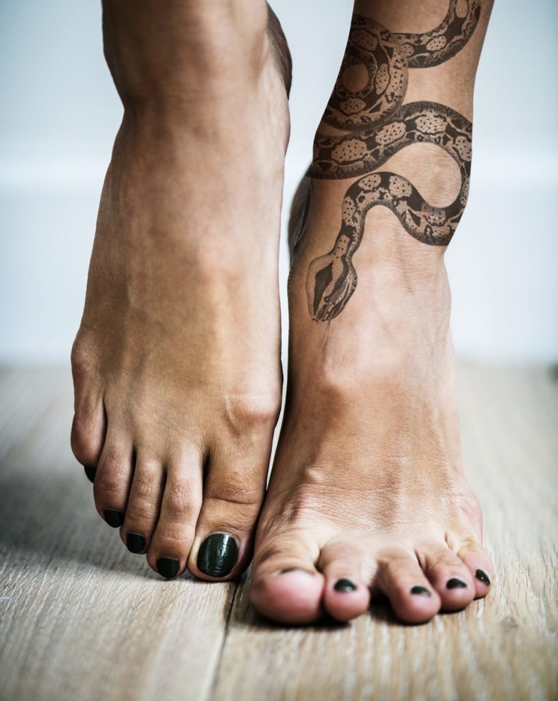 Tatouage d'un serpent au pied